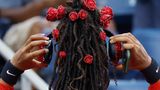 New York, USA. Modebewusste Frauen achten darauf, dass die Handtasche farblich zum Gürtel oder zu den Schuhen passt. Bei Naomi Osaka passen sogar die Kopfhörer zum Haarschmuck. Damit war der Tennisstar aus Japan DER Hingucker bei den US Open. "Ich dachte einfach, es wäre ein großer Spaß in New York", sagte die 27-Jährige später, die schon öfter mit außergewöhnlichen Outfits aufgefallen ist