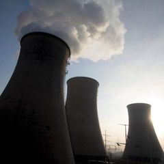 Kohlekraftwerk mit Rauchwolken