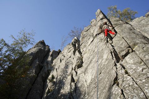 Kletterer an einer Steinwand nahe Poppenhausen in der Rhön