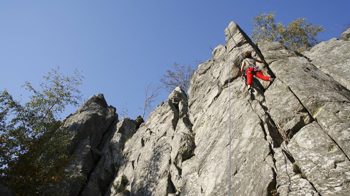 Kletterer an einer Steinwand nahe Poppenhausen in der Rhön