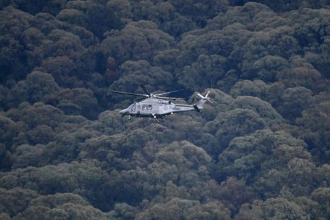 Ein Hubschrauber auf der Suche nach dem Flüchtigen