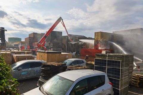 Während der Nachlöscharbeiten am Ort eines Großbrandes im Hamburger Hafen ist es erneut zu Explosionen gekommen. Foto: Georg Wen