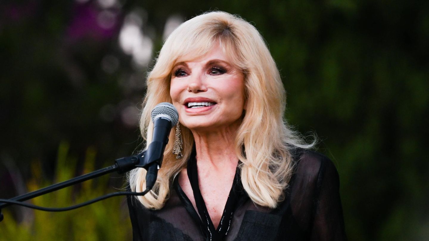 Loni Anderson Die Schauspielerin starb im Alter von 79 Jahren am 3. August in einem Krankenhaus in Los Angeles nach langwieriger Krankheit. Anderson war einem breiteren Publikum durch ihre Rolle der pfiffigen Empfangsdame eines Radiosenders in der Sitcom "WKRP in Cincinnati" bekannt, die Ende der 70er- bis Anfang der 80er-Jahre produziert wurde. Ihre Ehe mit Hollywood-Legende Burt Reynolds endete in einem bitteren Rechtsstreit um Alimente für den Adoptivsohn