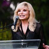 Die Schauspielerin starb im Alter von 79 Jahren am 3. August in einem Krankenhaus in Los Angeles nach langwieriger Krankheit. Anderson war einem breiteren Publikum durch ihre Rolle der pfiffigen Empfangsdame eines Radiosenders in der Sitcom "WKRP in Cincinnati" bekannt, die Ende der 70er- bis Anfang der 80er-Jahre produziert wurde. Ihre Ehe mit Hollywood-Legende Burt Reynolds endete in einem bitteren Rechtsstreit um Alimente für den Adoptivsohn