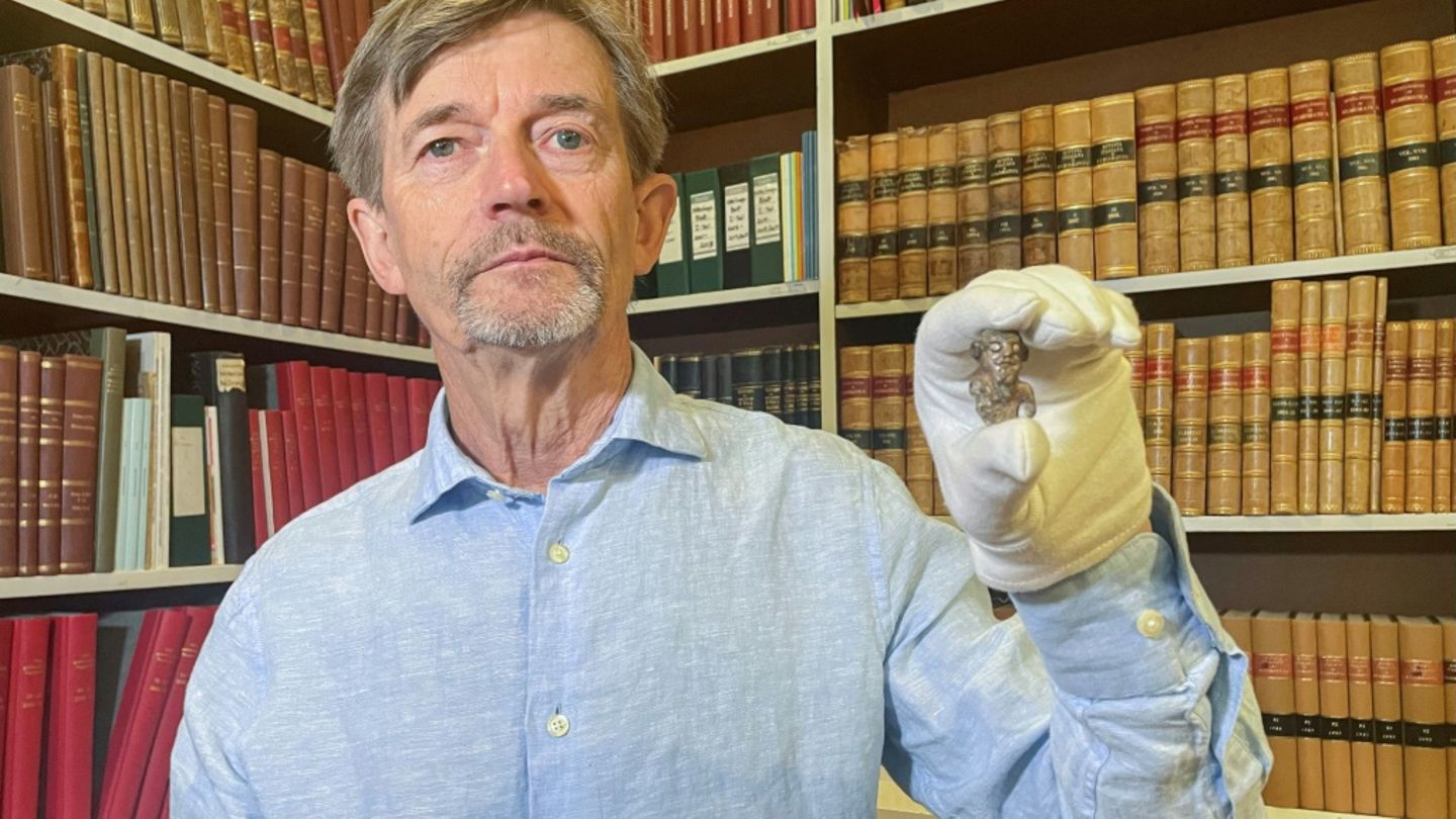 Museumsdirektor Pentz präsentiert die Wikingerfigur