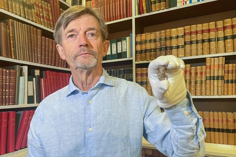 Museumsdirektor Pentz präsentiert die Wikingerfigur