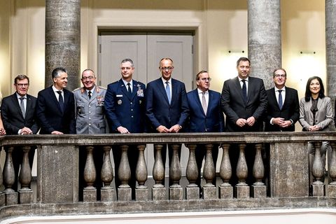 Das Bundeskabinett um Kanzler Friedrich Merz (M., CDU) tagte zur Wehrpflicht im Verteidigungsministerium