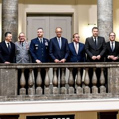 Das Bundeskabinett um Kanzler Friedrich Merz (M., CDU) tagte zur Wehrpflicht im Verteidigungsministerium