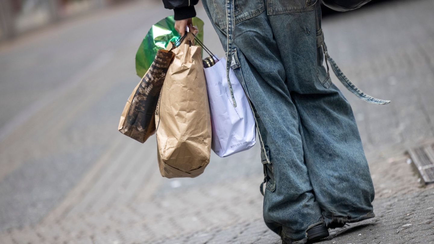 Consuming mood: Consumer reserved: Fear of job loss grows