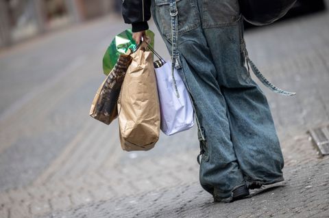 Die Menschen in Deutschland scheuen zurzeit eher größere Anschaffungen, weil sie sich Sorgen um ihren Job machen. (Symbolbild) F