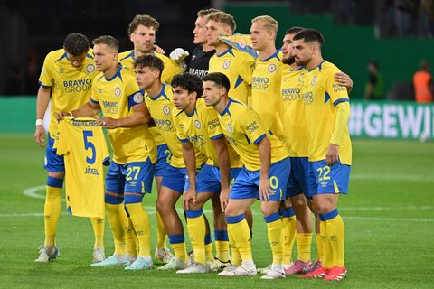 Mitleid mit dem Teamkollegen: Die Braunschweiger halten vor dem Pokalspiel gegen Stuttgart ein Trikot des verletzten Frederik Jä