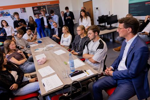 Nordrhein-Westfalens Ministerpräsident Hendrik Wüst informierte sich über Schülerförderung an einem sozialen Brennpunkt. Foto: R