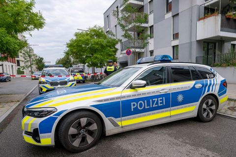 Bei einer Wohnungsdurchsuchung kam eine Schusswaffe zum Einsatz. Foto: Peter Kneffel/dpa