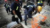 Haus für Haus wird von den Rettungsteams nach Überlebenden und Leichen abgesucht. Mit orangenen X-Codes markieren die Einsatzkräfte die Fassaden, um festzuhalten, was sie in einem Gebäude gefunden haben. Auch 20 Jahre später sind die Markierungen noch in New Orleans zu finden