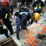 Haus für Haus wird von den Rettungsteams nach Überlebenden und Leichen abgesucht. Mit orangenen X-Codes markieren die Einsatzkräfte die Fassaden, um festzuhalten, was sie in einem Gebäude gefunden haben. Auch 20 Jahre später sind die Markierungen noch in New Orleans zu finden