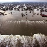 Wasser, so weit das Auge reicht. Als Katrina am 29. August 2005 auf Land trifft, ist der Sturm verheerend. Doch die eigentliche Katastrophe beginnt, als mehr als 50 Deiche brechen und gewaltige Wassermassen in die Stadt strömen
