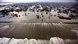 Wasser, so weit das Auge reicht. Als Katrina am 29. August 2005 auf Land trifft, ist der Sturm verheerend. Doch die eigentliche Katastrophe beginnt, als mehr als 50 Deiche brechen und gewaltige Wassermassen in die Stadt strömen