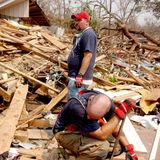Unter den Trümmern suchen Helfer des Katastrophenschutzes in der Sommerhitze nach Überlebenden und Haustieren