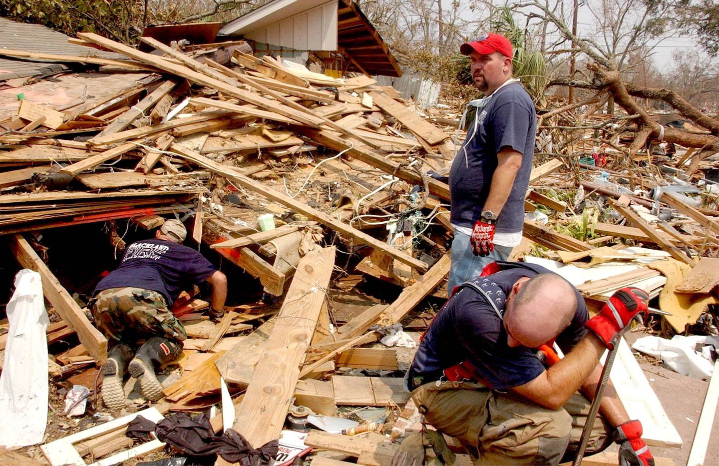 Unter den Trümmern suchen Helfer des Katastrophenschutzes in der Sommerhitze nach Überlebenden und Haustieren
