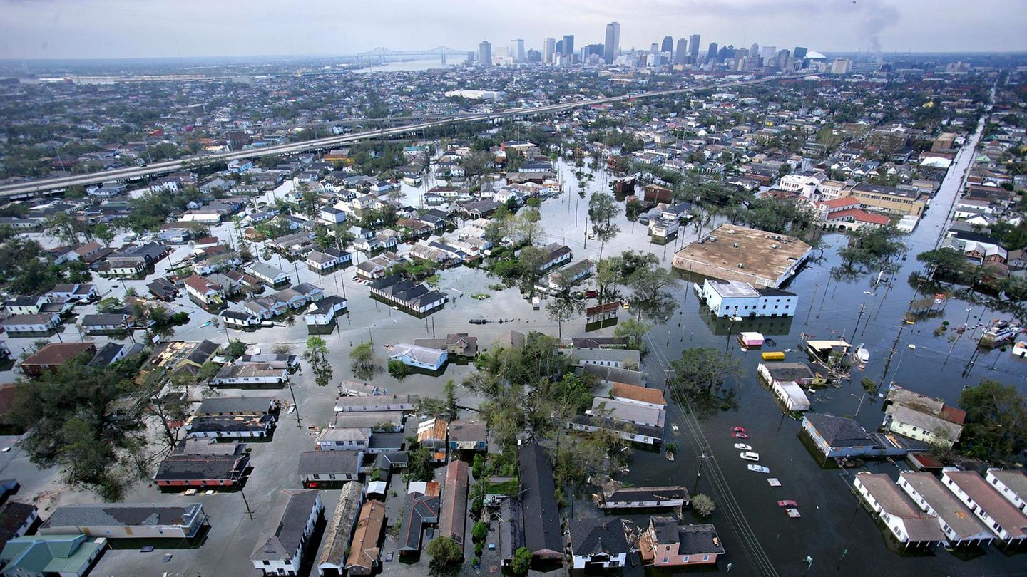 In kürzester Zeit stehen rund 80 Prozent der Stadt unter Wasser. Der Pegel steigt in einigen Vierteln auf bis zu sechs Meter an. Straßen, Häuser und Bäume verschwinden in den Fluten