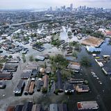 In kürzester Zeit stehen rund 80 Prozent der Stadt unter Wasser. Der Pegel steigt in einigen Vierteln auf bis zu sechs Meter an. Straßen, Häuser und Bäume verschwinden in den Fluten