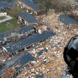 Von einem Militärflugzeug aus machen sich Einsatzkräfte ein Bild der Zerstörung. Unter ihnen: ein Trümmerfeld