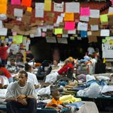 Im Superdome-Stadion wird ein provisorisches Notlager errichtet. Doch der Ort wird schnell zum Sinnbild der Hilflosigkeit. Tausende Menschen sitzen hier tagelang ohne ausreichend Essen, Trinkwasser, Medikamente und Strom fest