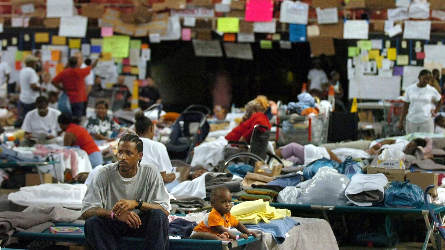Im Superdome-Stadion wird ein provisorisches Notlager errichtet. Doch der Ort wird schnell zum Sinnbild der Hilflosigkeit. Tausende Menschen sitzen hier tagelang ohne ausreichend Essen, Trinkwasser, Medikamente und Strom fest
