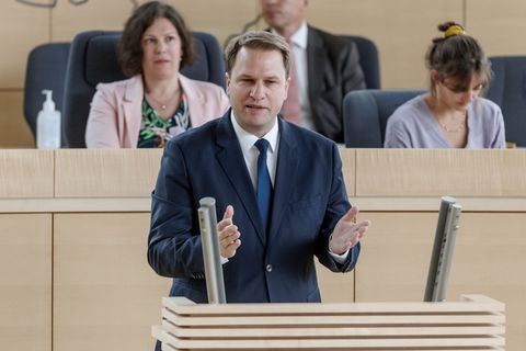 Schleswig-Holsteins FDP-Landeschef zeigt sich offen für eine Debatte über die Wehrpflicht. (Archivbild) Foto: Markus Scholz/dpa