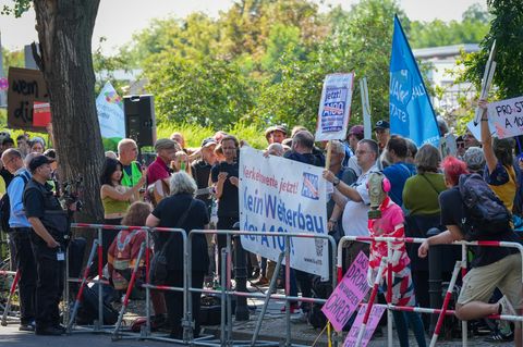 Gegen die Eröffnung des neuen Autobahnstücks protestierten Demonstranten. Foto: Soeren Stache/dpa