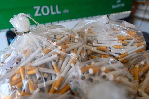 Die Beamten fanden insgesamt 300.400 Zigaretten (Symbolbild) Foto: Klaus-Dietmar Gabbert/dpa