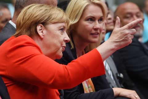 Mecklenburg-Vorpommerns Ministerpräsidentin Manuela Schwesig (SPD) wird Ex-Kanzlerin Angela Merkel (CDU) Ende September mit dem