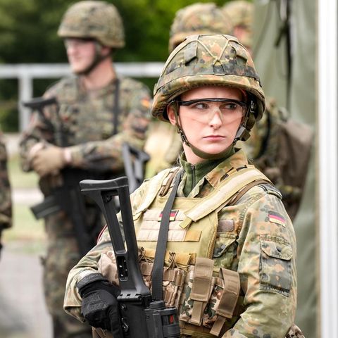 Junge Bundeswehrsoldatin