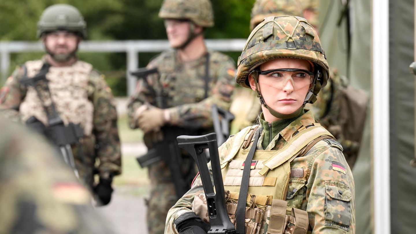 Junge Bundeswehrsoldatin