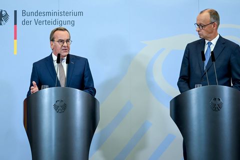 Pistorius und Merz bei ihrer Pressekonferenz nach der Kabinettssitzung im Bendlerblock. Foto: Britta Pedersen/dpa