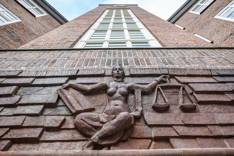 Ein Prozess um die Ausschreitungen von Chemnitz endet mit Freisprüchen. (Archivbild) Foto: Jan Woitas/dpa