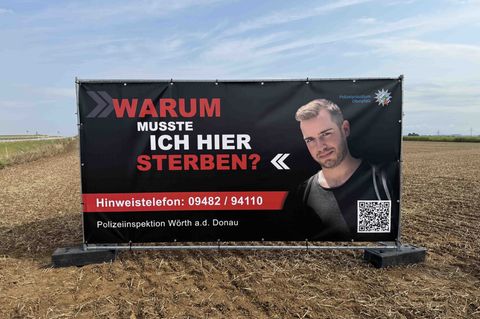 Mit diesem Banner will die Polizei neue Hinweise erlangen. Foto: Bäumler/Polizeipräsidium Oberpfalz/dpa