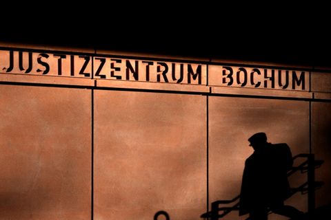 40 Messerstiche: Lebenslange Haft in Bochum wegen Raubmordes an 71-Jähriger