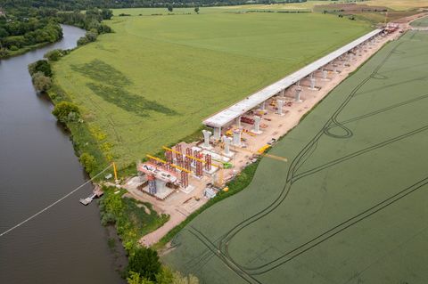 Blick auf die Baustelle der Saalebrücke der Autobahn 143. (Archivbild) Foto: Jan Woitas/dpa