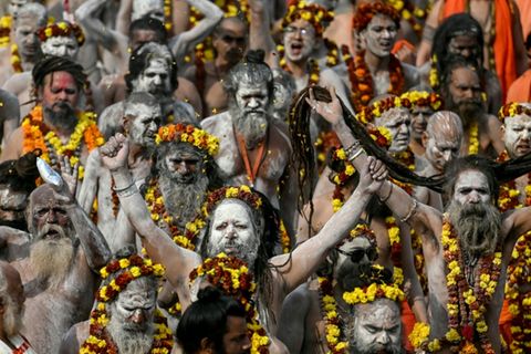 Naga Sadhus - nackte, als heilig geltende Männer zelebrieren in Indien