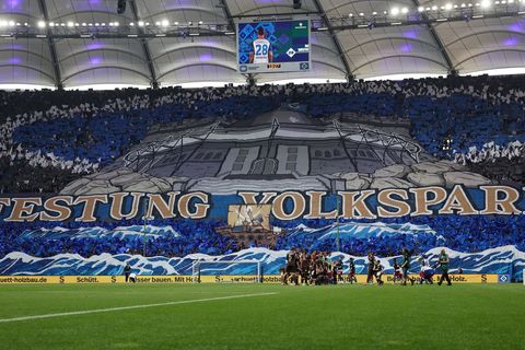 Eine Choreographie beim letztmaligen Aufeinandertreffen des HSV und FC St. Pauli im Mai 2024. (Archiv) Foto: Christian Charisius