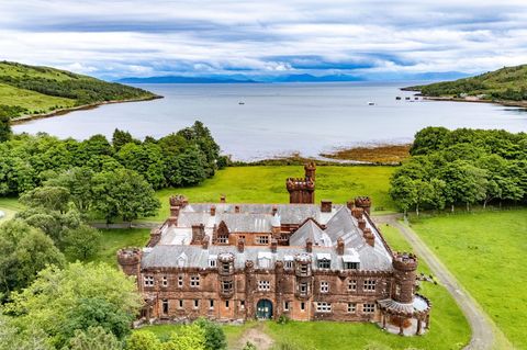 Eine Luftaufnahme von Kinloch Castle in Schottland