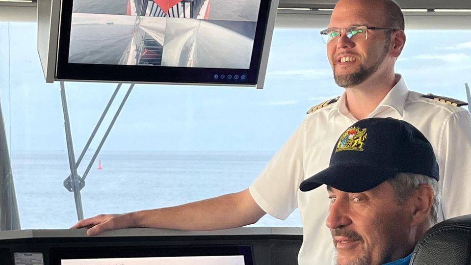 Helgoland-Reise: Erleben wir hier Markus Söders Wahlkampf-Auftakt Wer ist hier der Boss? Kapitän Boris Dahlke (hinten) fährt mit Markus Söder am Steuerrad gen Helgoland