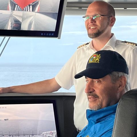 Wer ist hier der Boss? Kapitän Boris Dahlke (hinten) fährt mit Markus Söder am Steuerrad gen Helgoland