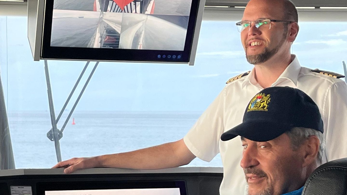 Wer ist hier der Boss? Kapitän Boris Dahlke (hinten) fährt mit Markus Söder am Steuerrad gen Helgoland