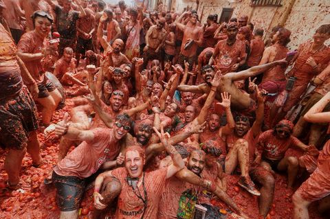 La "Tomatina" gilt als die größte Lebensmittelschlacht der Welt. Foto: Alberto Saiz/AP/dpa
