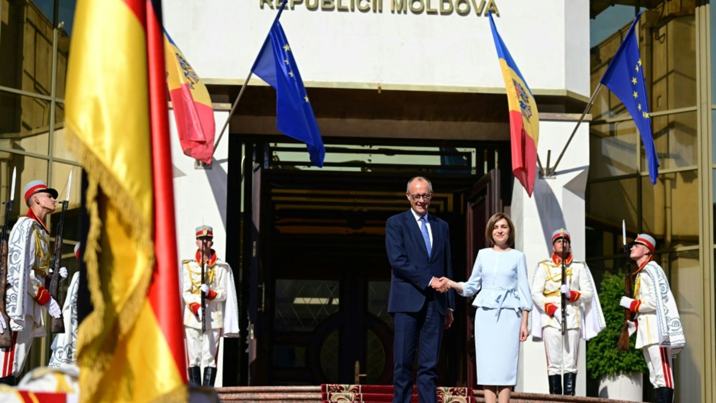 Friedrich Merz (L) mit Moldaus Präsidentin Maia Sandu