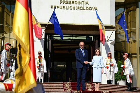 Friedrich Merz (L) mit Moldaus Präsidentin Maia Sandu