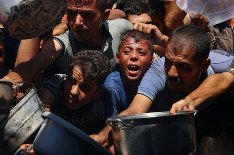 Palästinenser an einer Essensausgabe im Gazastreifen