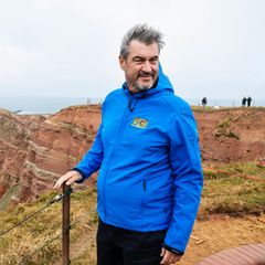 Bayerns Ministerpräsident Markus Söder (CSU) steht während seines Besuchs auf der Insel Helgoland vor der «Langen Anna».